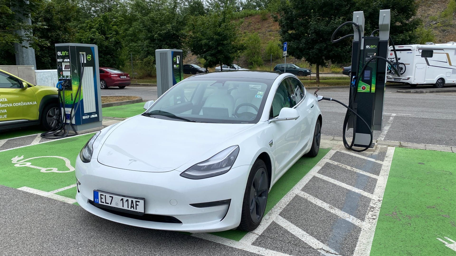 Nabíjení Tesly Model 3 na rychlonabíječce Elen v Chorvatsku