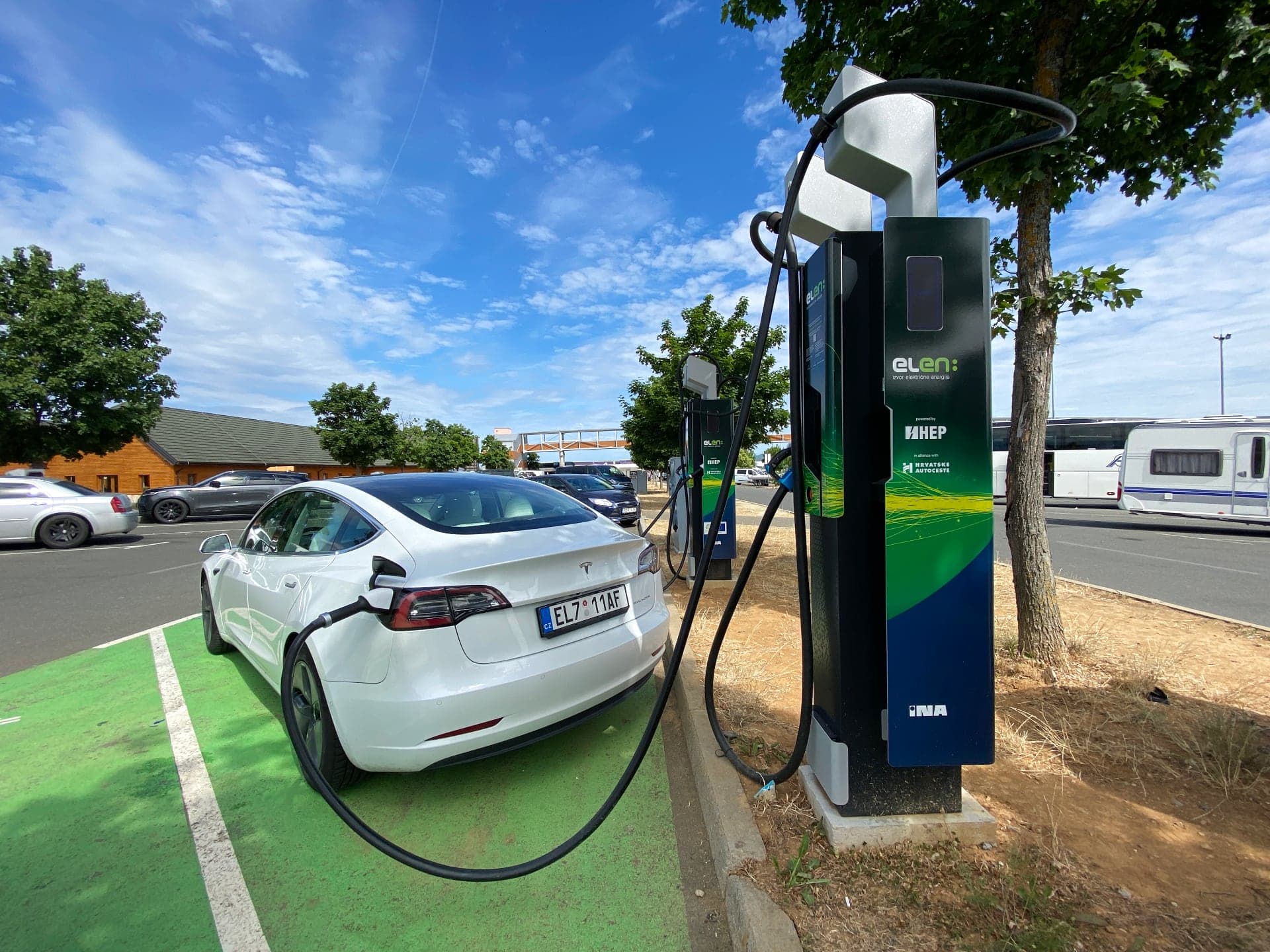 Nabíjení Tesly Model 3 na rychlonabíječce Elen v Chorvatsku