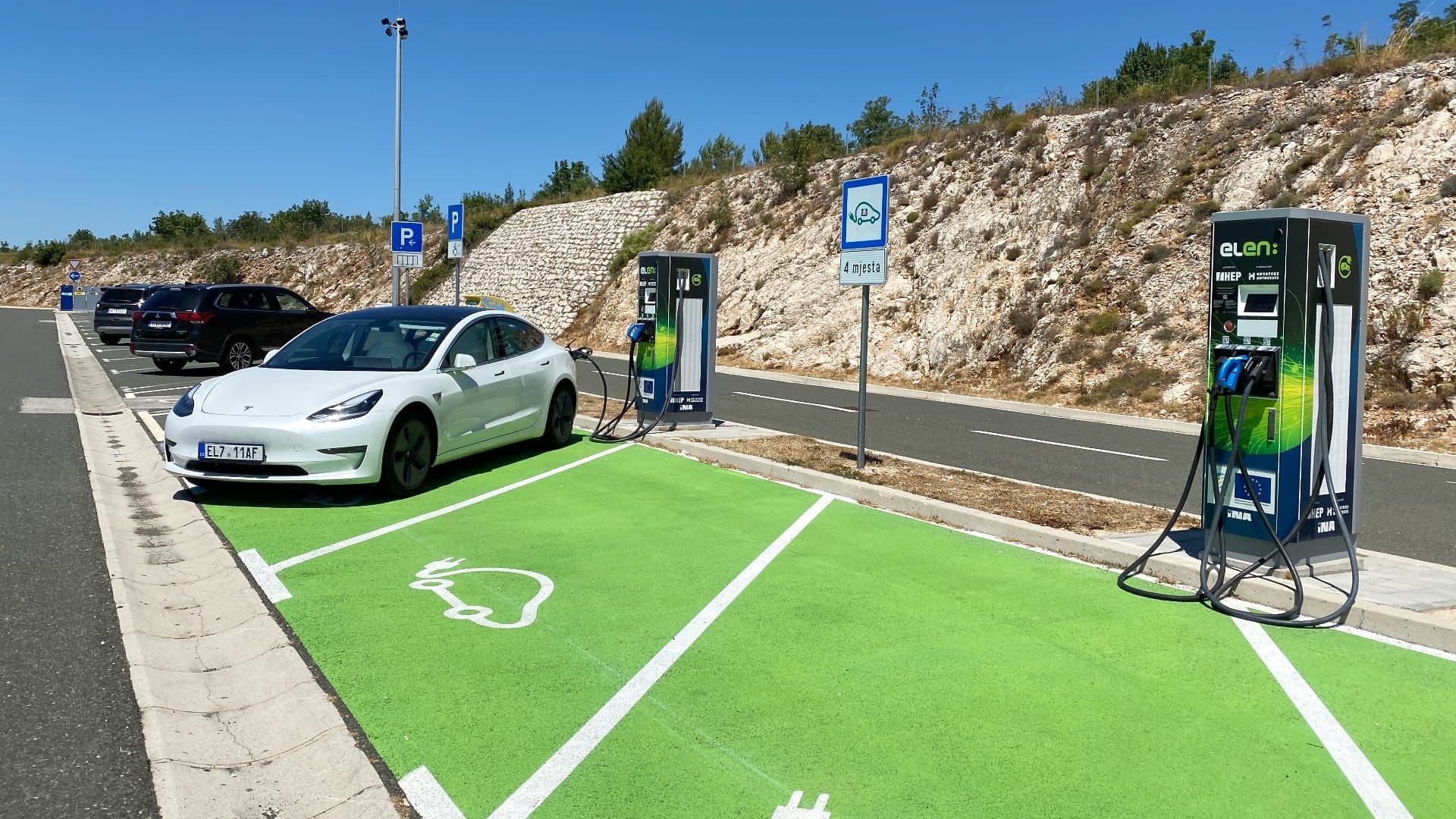 Nabíjení Tesly Model 3 na rychlonabíječce Elen v Chorvatsku