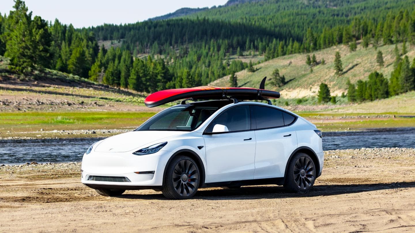 Tesla Model Y na pláži
