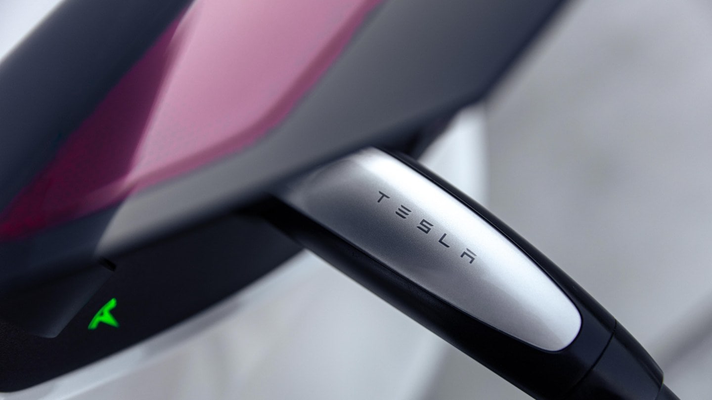 Nabíjení elektromobilu značky Tesla | foto: Tesla