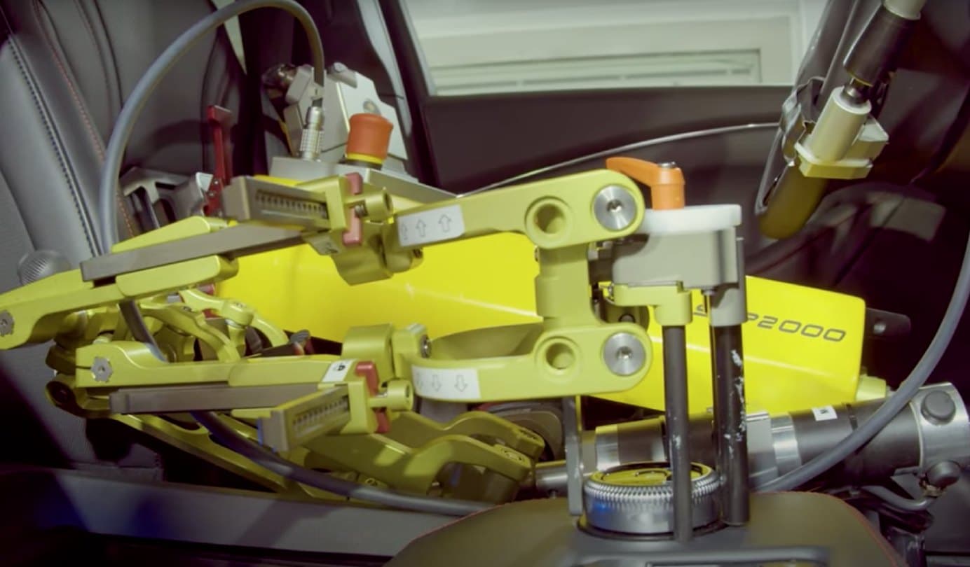 Testovací roboti v elektromobilu