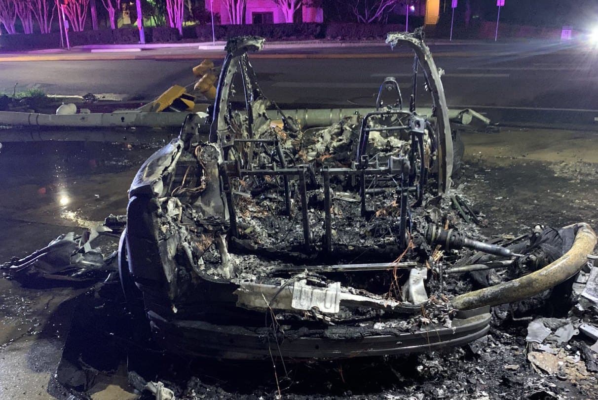 Z elektromobilu Tesla Model X nezbylo skoro nic