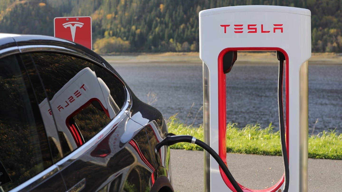 Tesla Model X při nabíjení