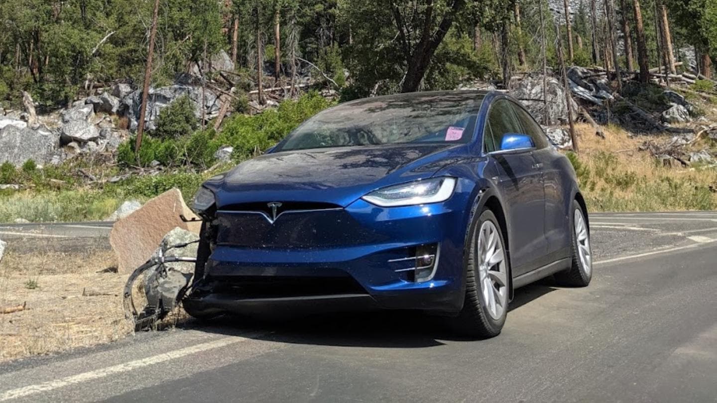 Modrá Tesla Model X se stala obětí nehody v národním parku Yosemite
