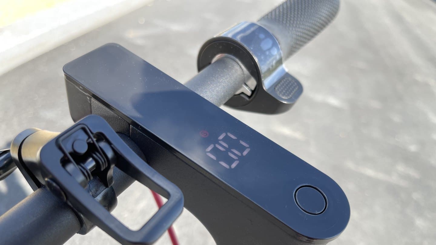 Sencor Scooter Two má hezky čitelný displej