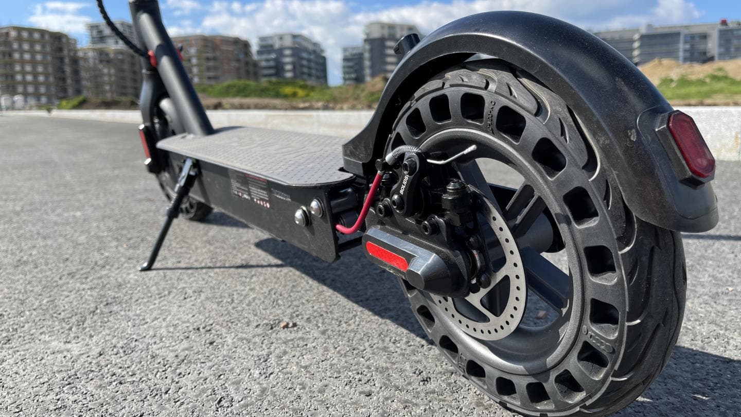 Sencor Scooter Two má na zadním kole velkou kotoučovou brzdu