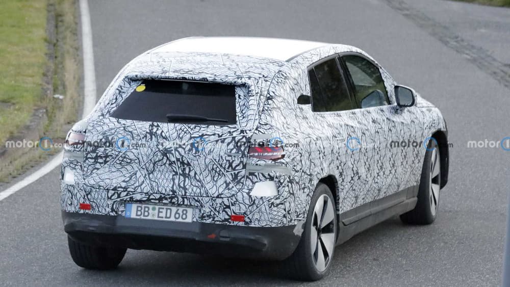 Zamaskovaný prototyp chystaného elektrického SUV Mercedesu