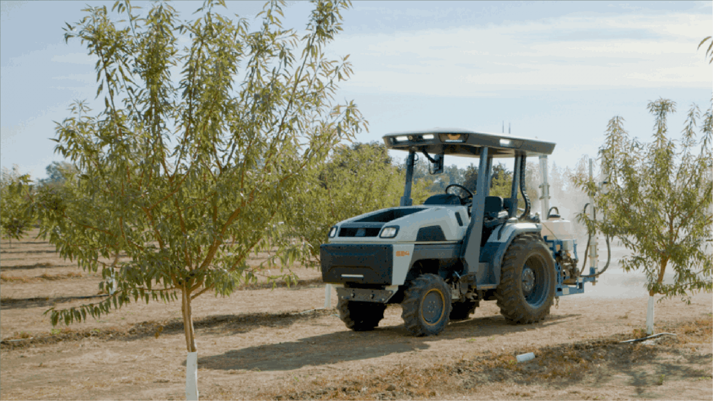 Monarch Tractor je možné ovládat pomocí mobilního telefonu