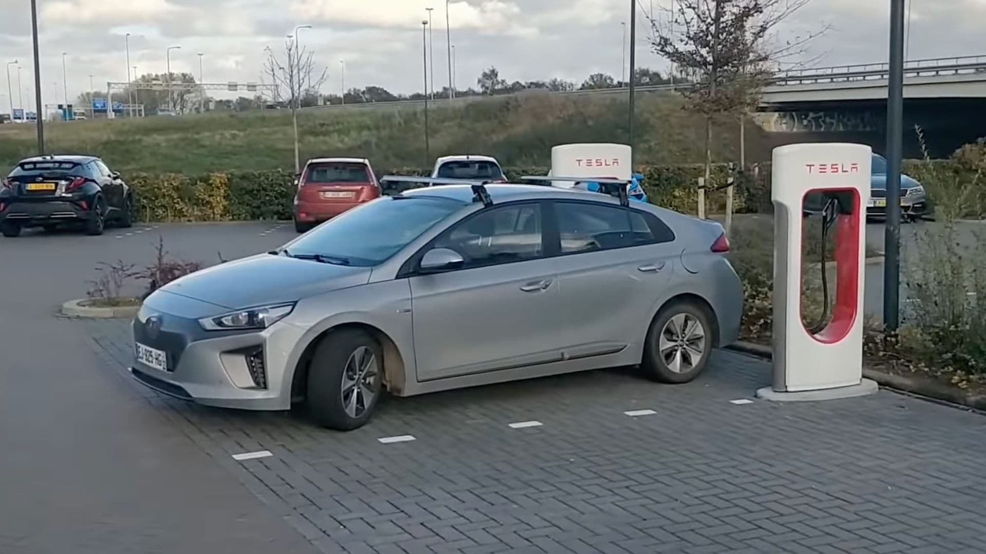 Hyundai Ioniq nabíjel na Superchargeru