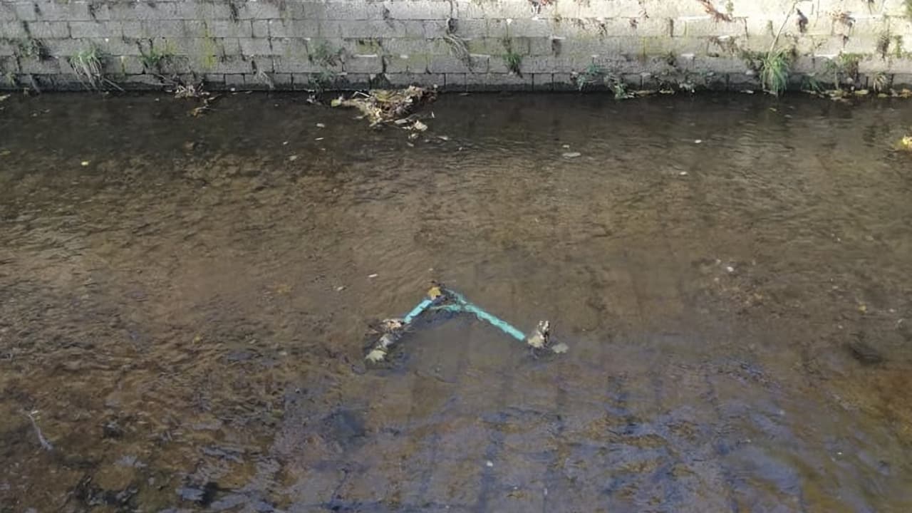 Elektrická koloběžka Bolt v řece