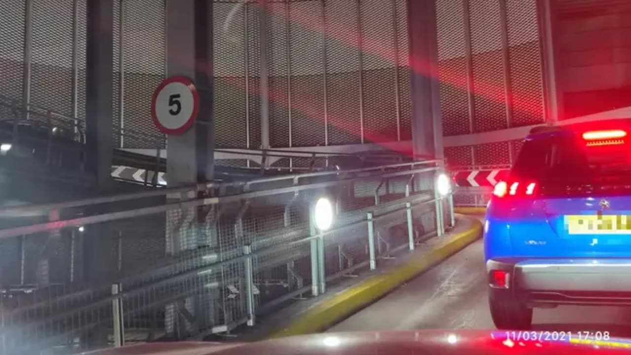 Vybitá Tesla způsobila velkou kolonu přímo v garážích