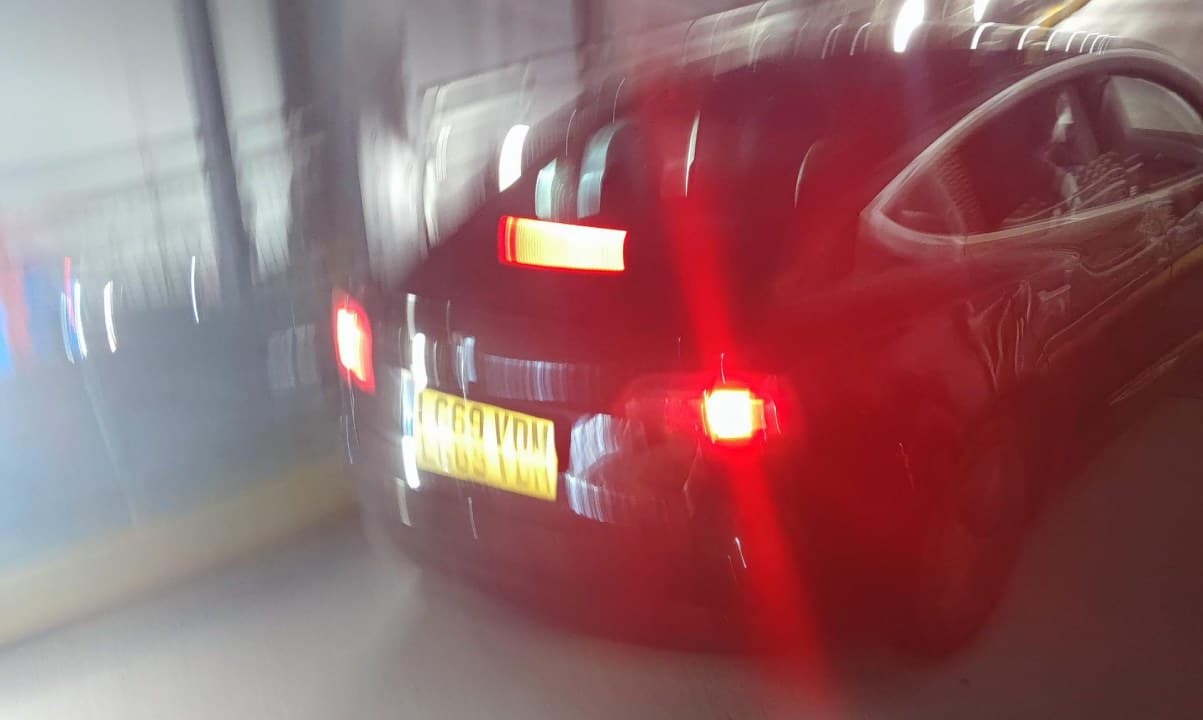 Zaseknutá Tesla Model 3 řešila vybitou baterii