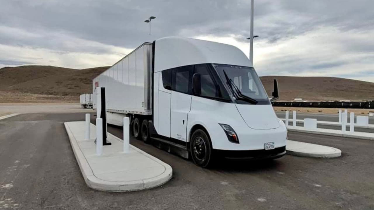 Elektrický tahač Tesla Semi poprvé zachycen při nabíjení na Megachargeru | foto: hwfeinstein (Twitter)