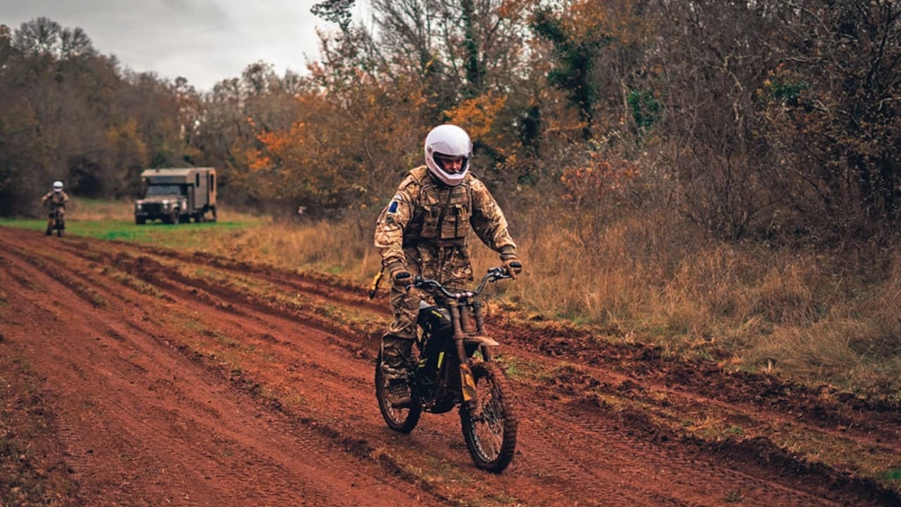 Britská armáda testuje elektrickou motorku Sur-Ron FIrefly