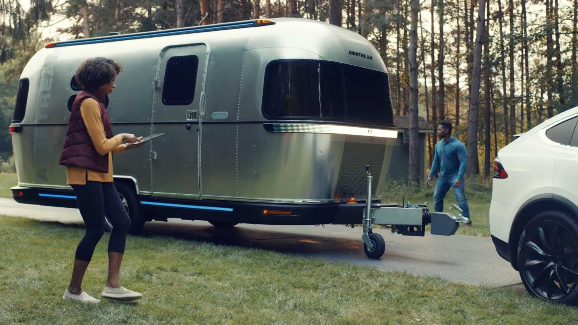 Koncept elektrického obytného vozu s vlastním pohonem kol Airstream eStream