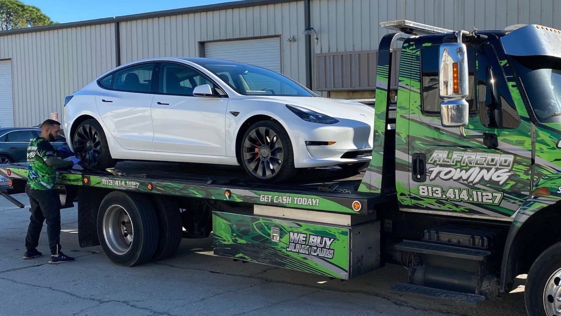 Tesla Model 3 Performance na cestě do servisu