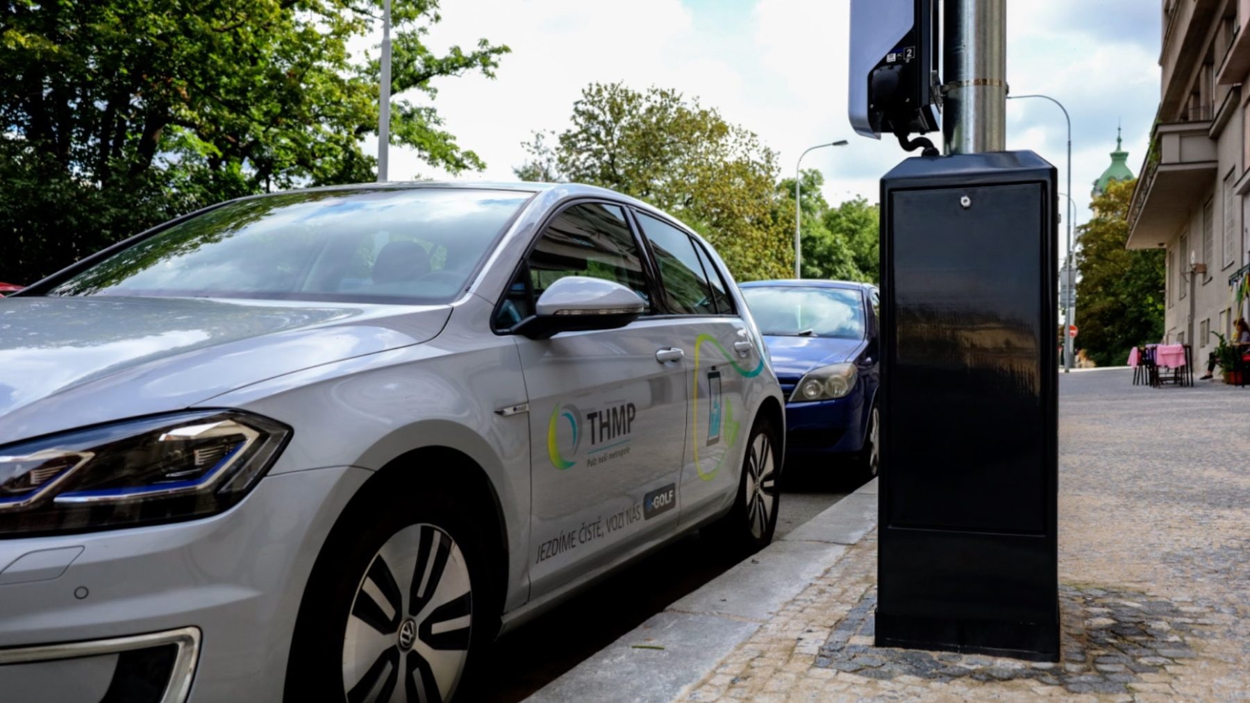 Lampa osazená nabíječkou pro elektromobily | foto: THMP
