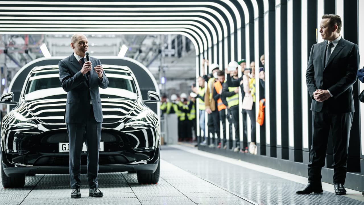 Elon Musk na předání elektrovozů z Giga Berlin