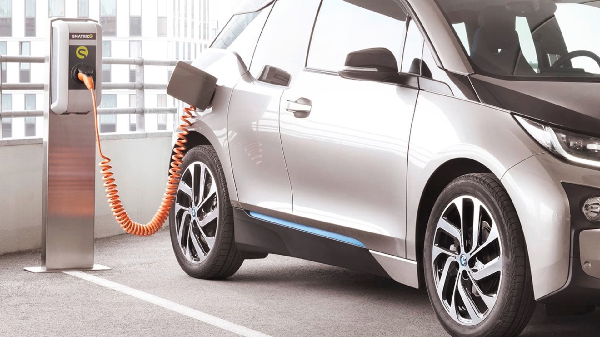 Nabíjení elektormobilu, ilustrační