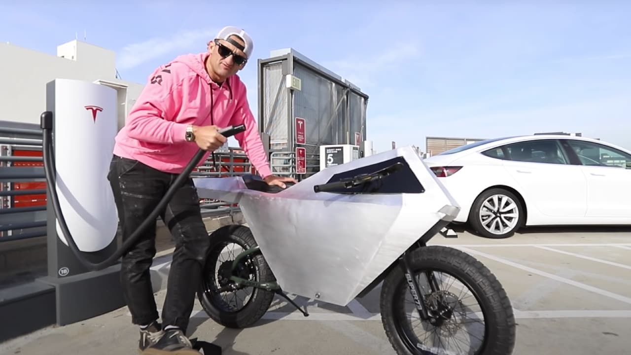 Casey se snaží vysvětlit, jak se Cyberbike nabíjí