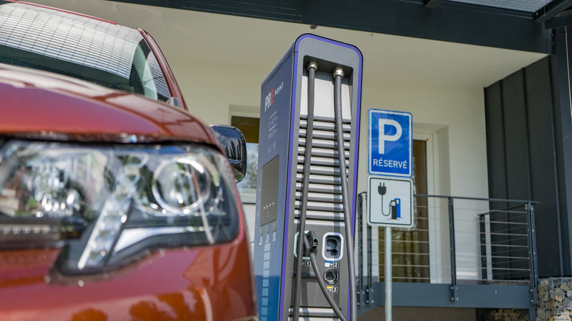 Nabíjeni elektromobilu Peugeot e-Rifter