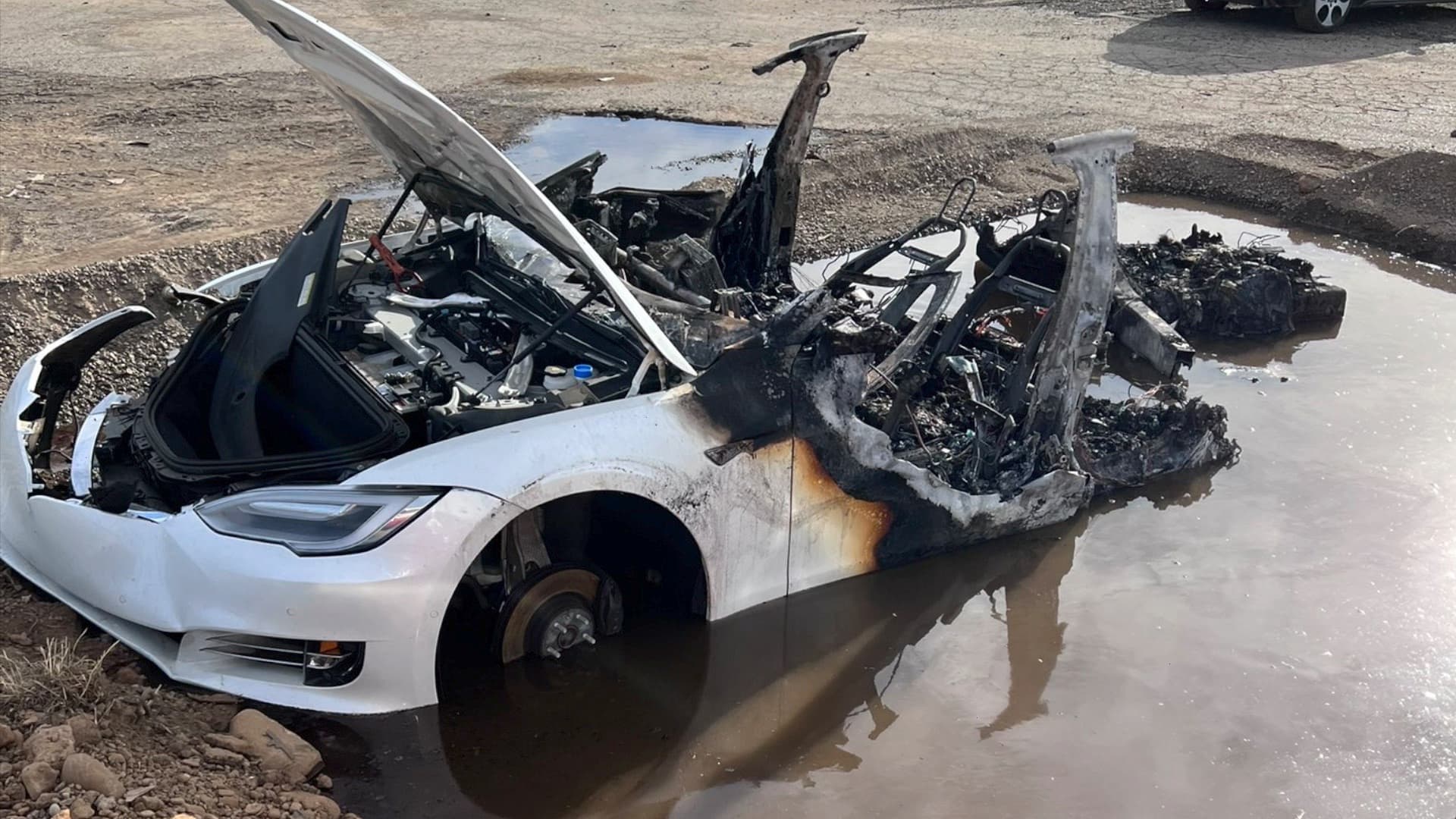 Ohořelá Tesla Model S