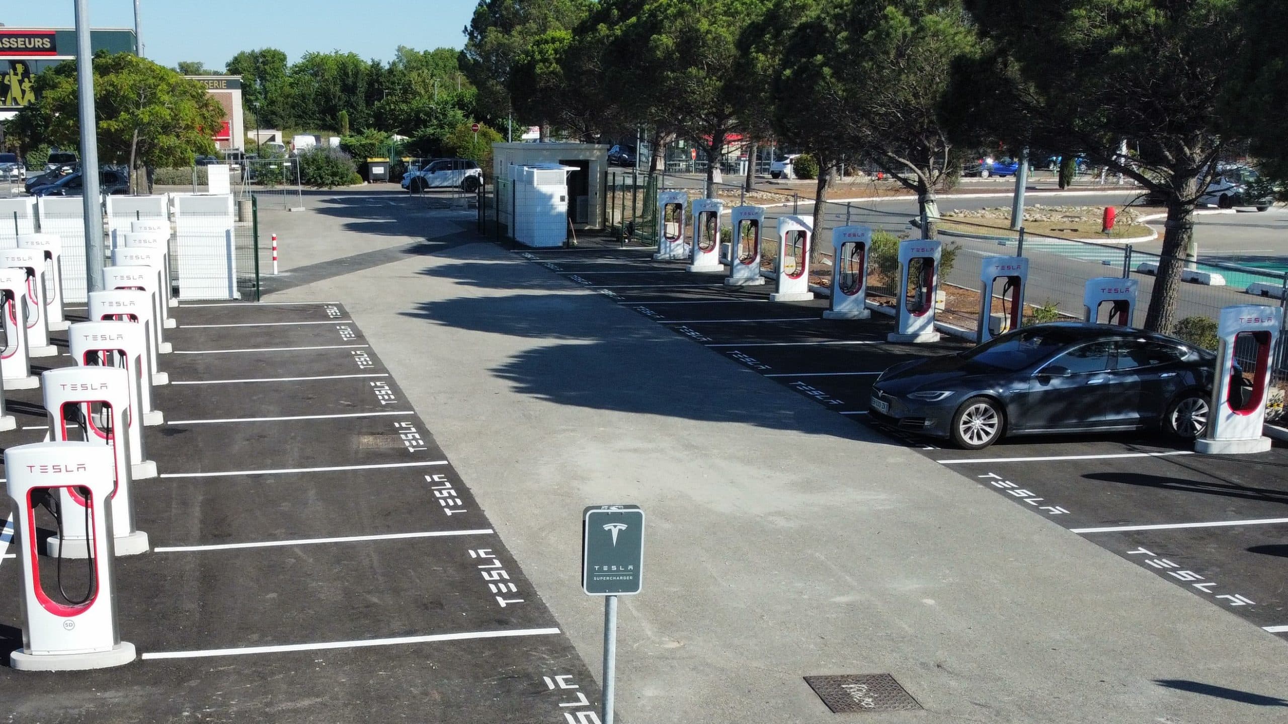 Tesla Supercharger s číslem 800 umístěný ve francouzském městě Avignon