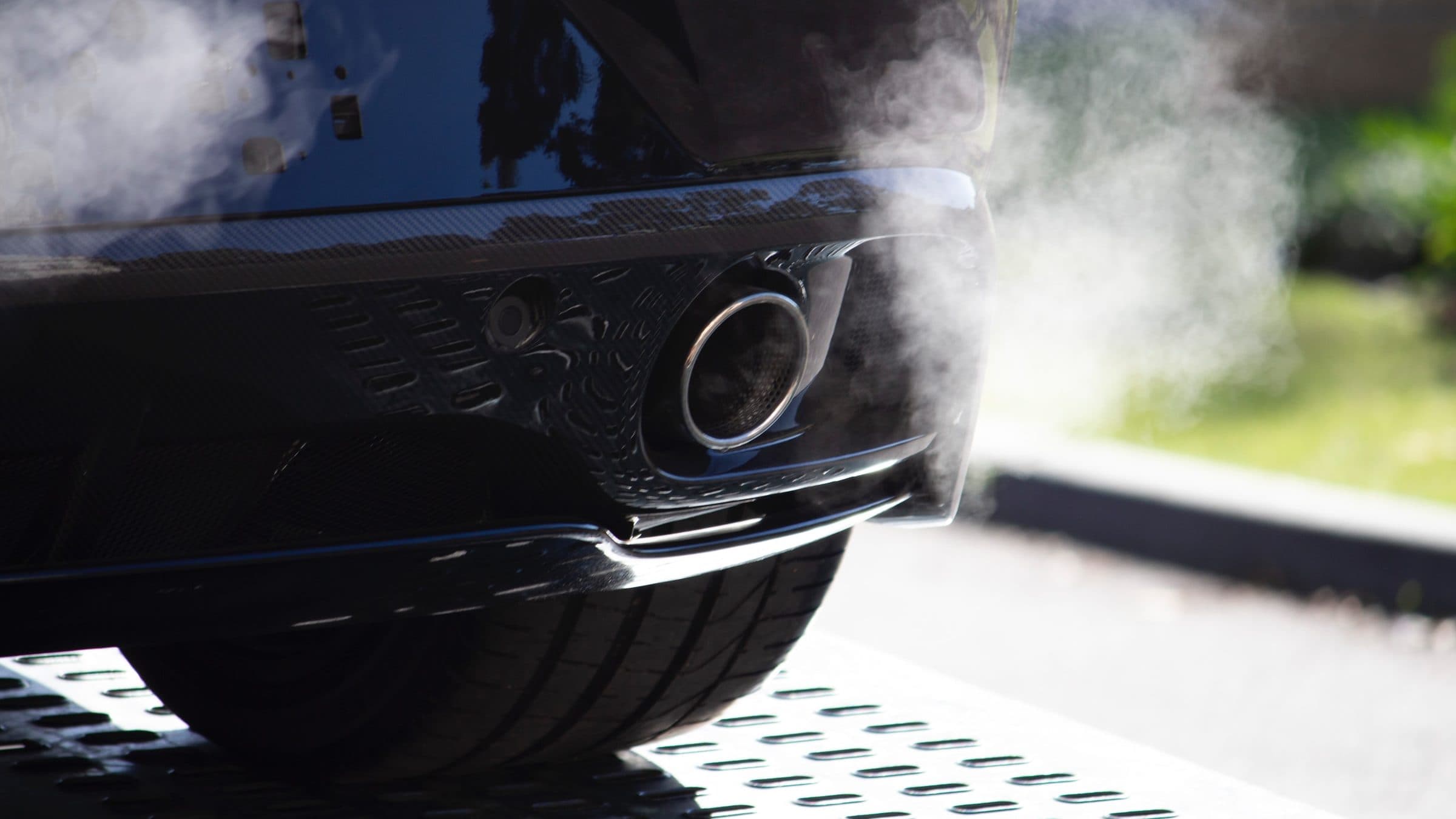 Auto se spalovacím motorem znečišťující životní prostředí
