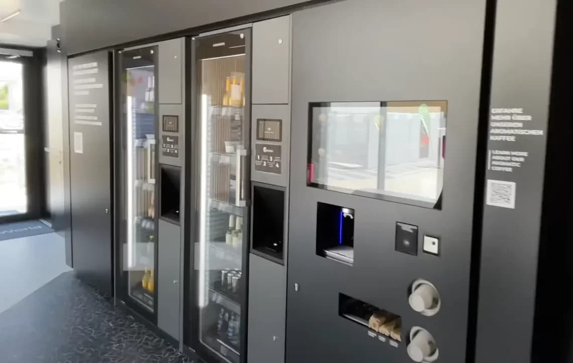 Tesla salonek obsahuje i automaty na občerstvení