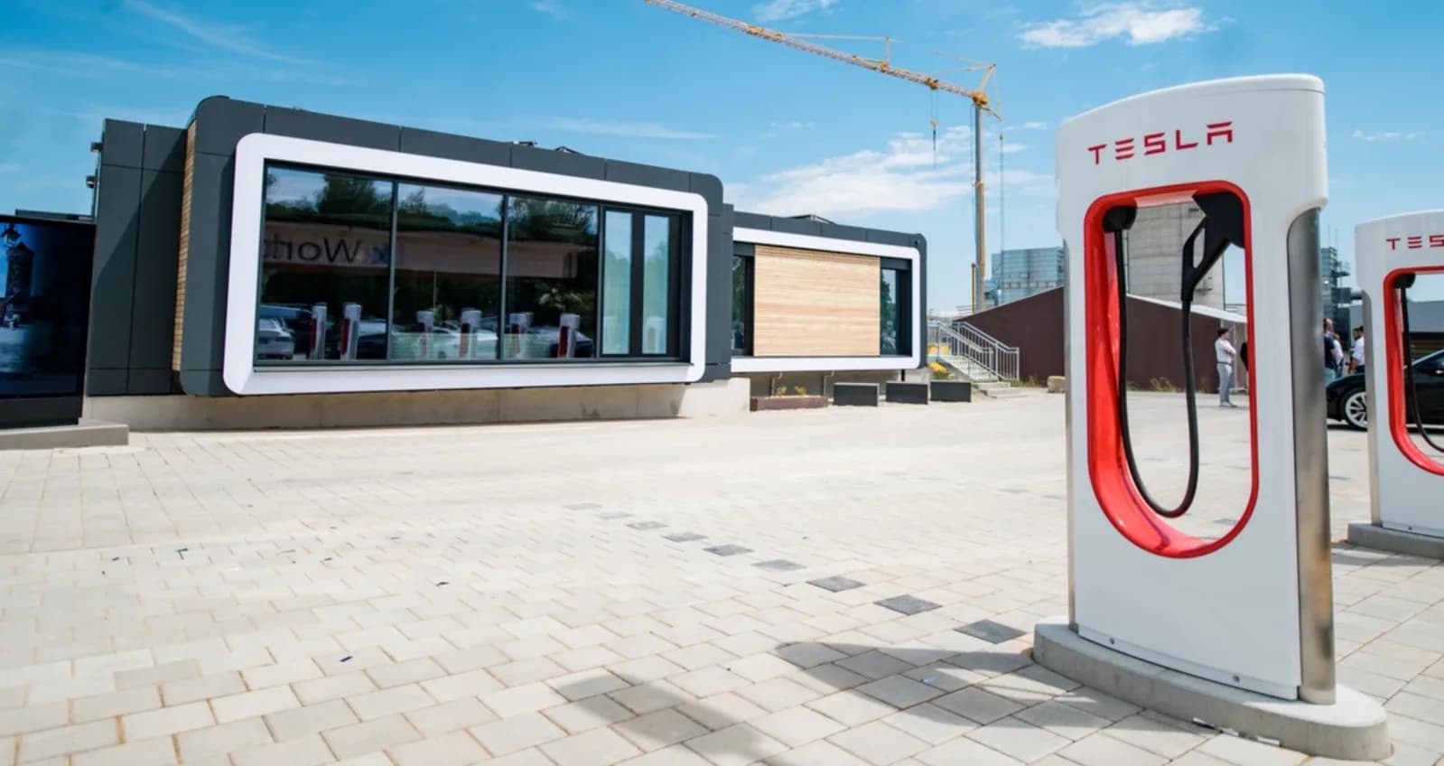Tesla odpočinkový salonek u Superchargeru