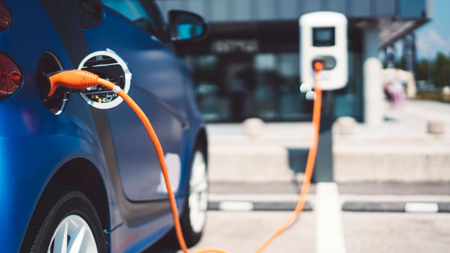 Elektromobil při nabíjení
