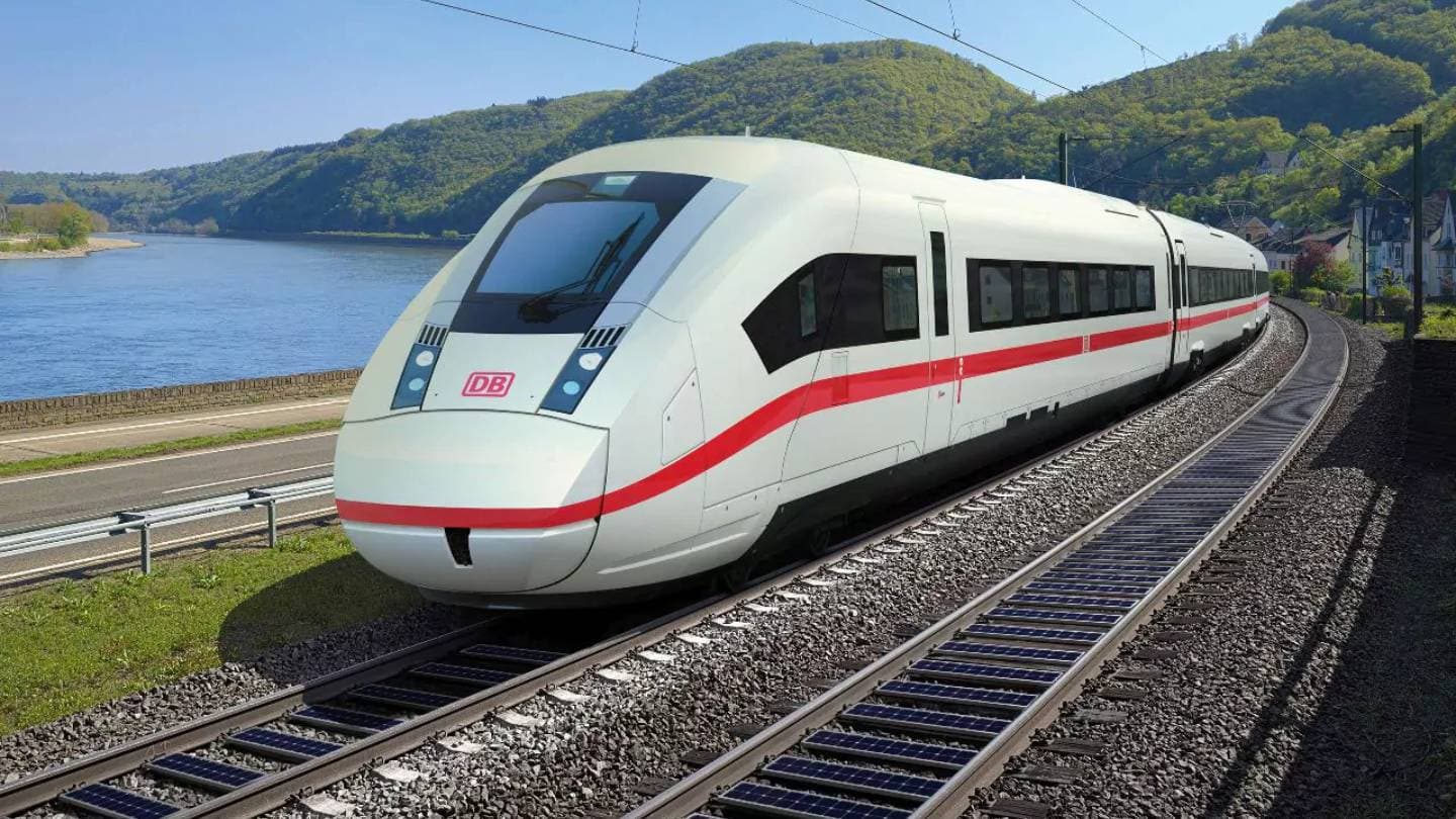 Solární panely na železničních kolejích