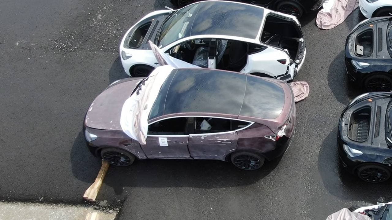 Tesla Model Y v barvě Deep Crimson v Giga Berlin