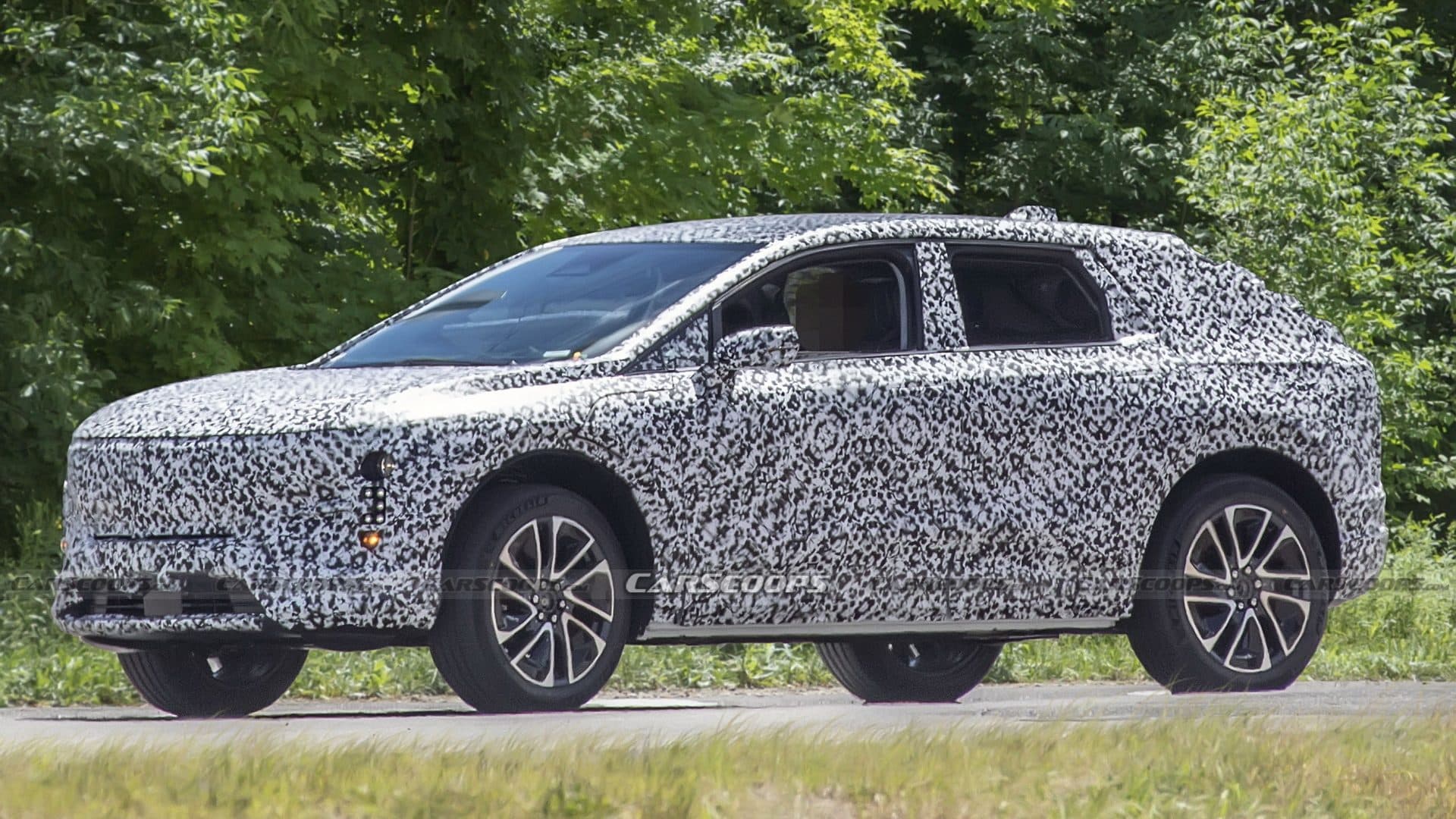Kamuflovaný prototyp Cadillac crossover