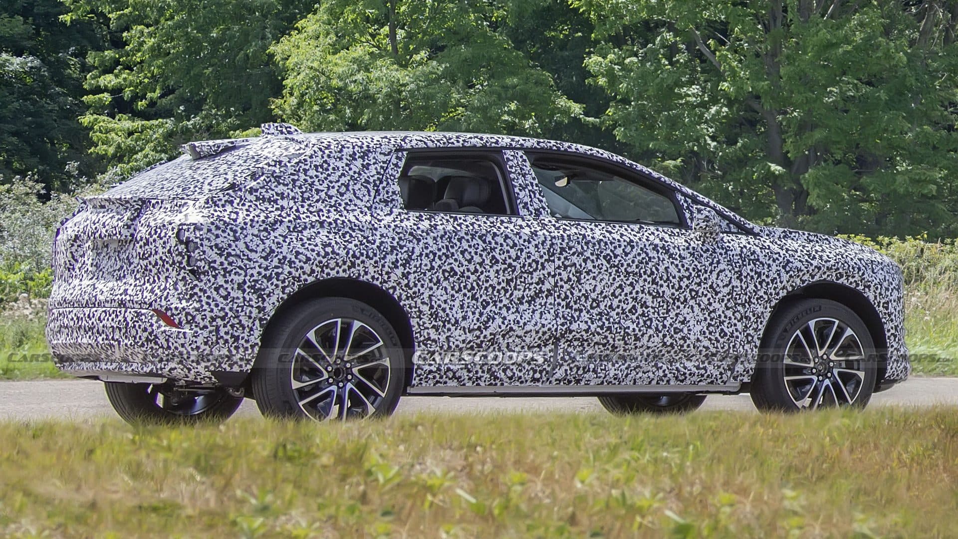 Kamuflovaný prototyp Cadillac crossover