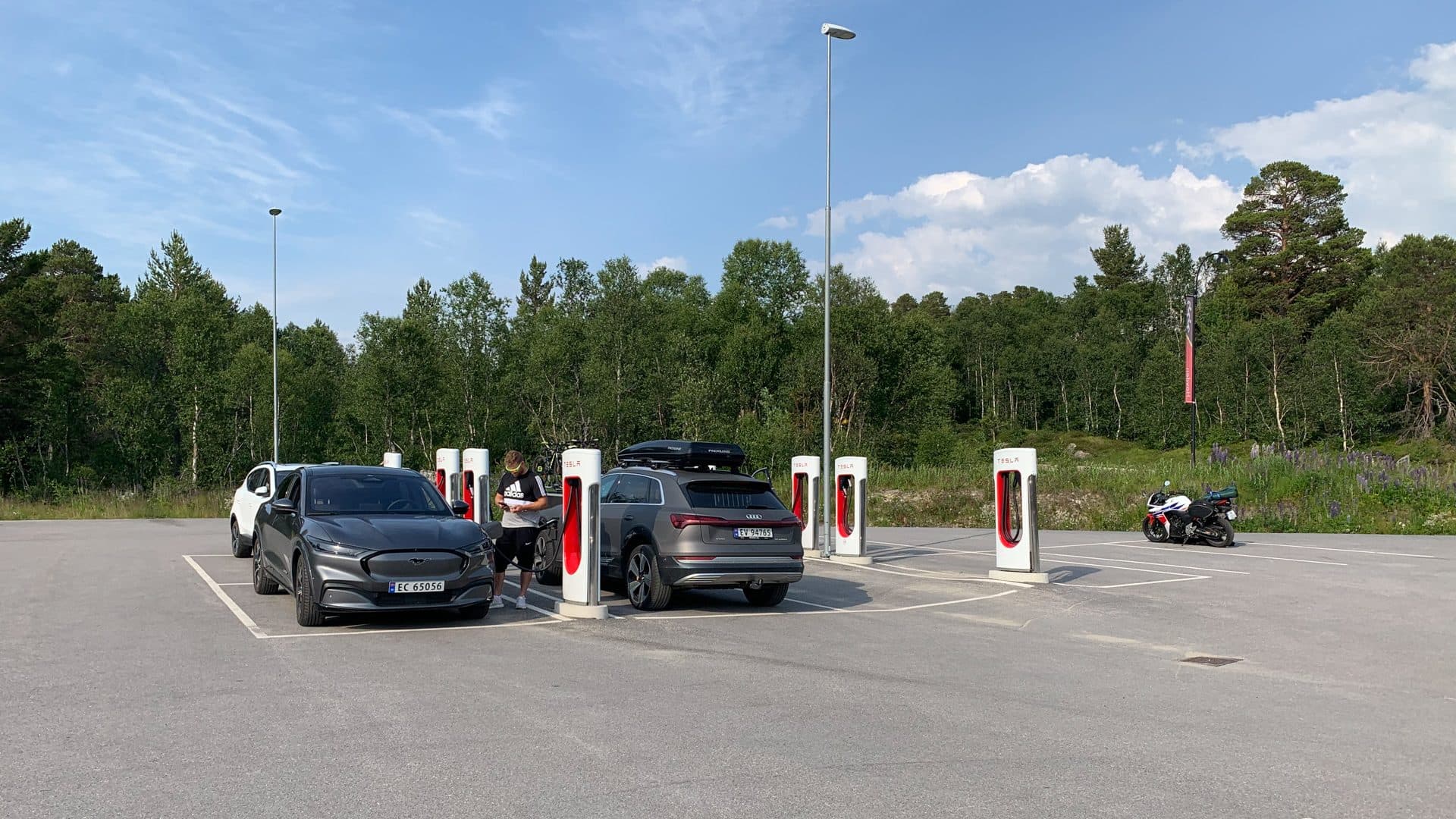 Elektromobily na Tesla Superchargeru