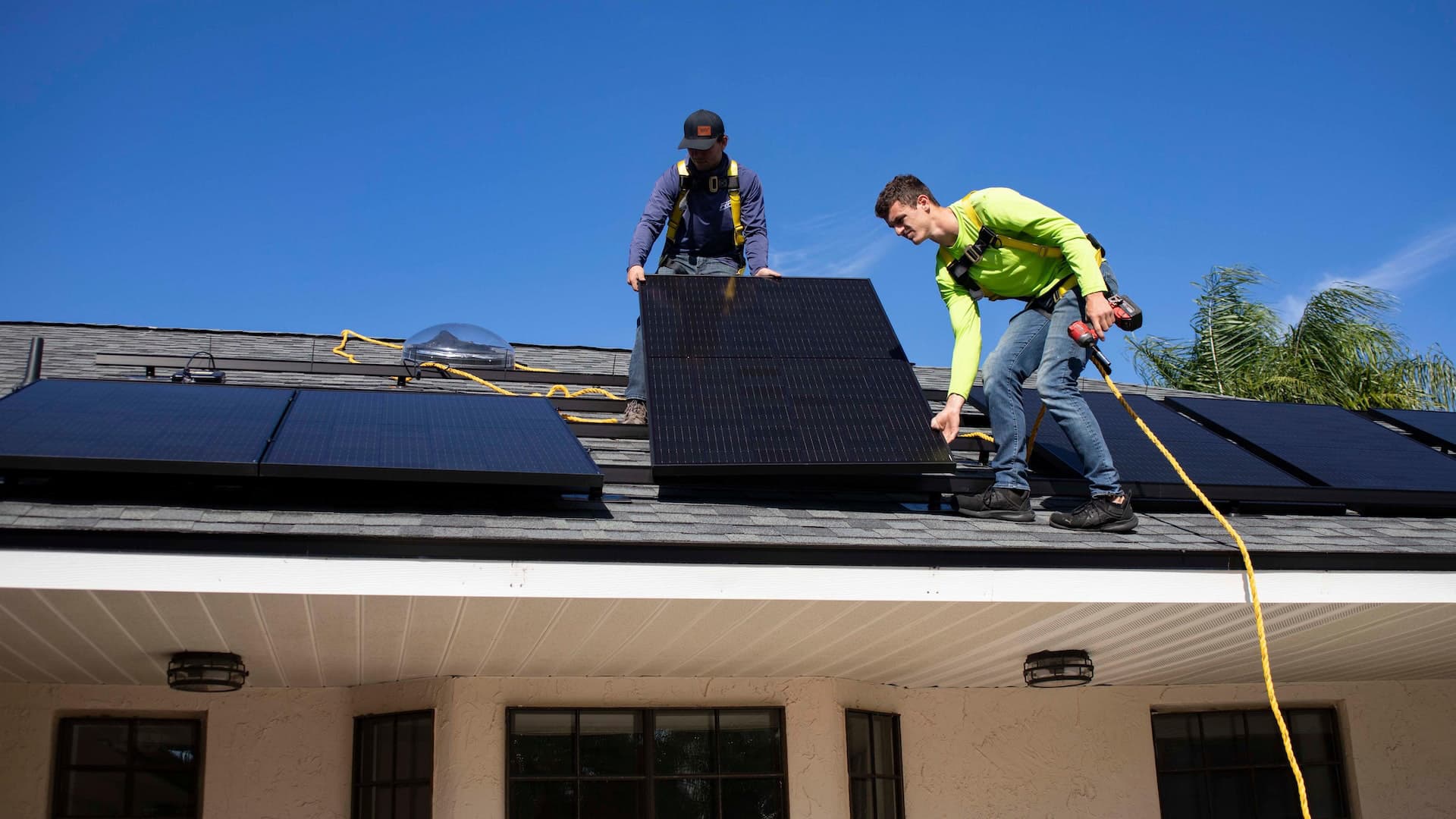 Instalace fotovoltaické elektrárny, ilustrační