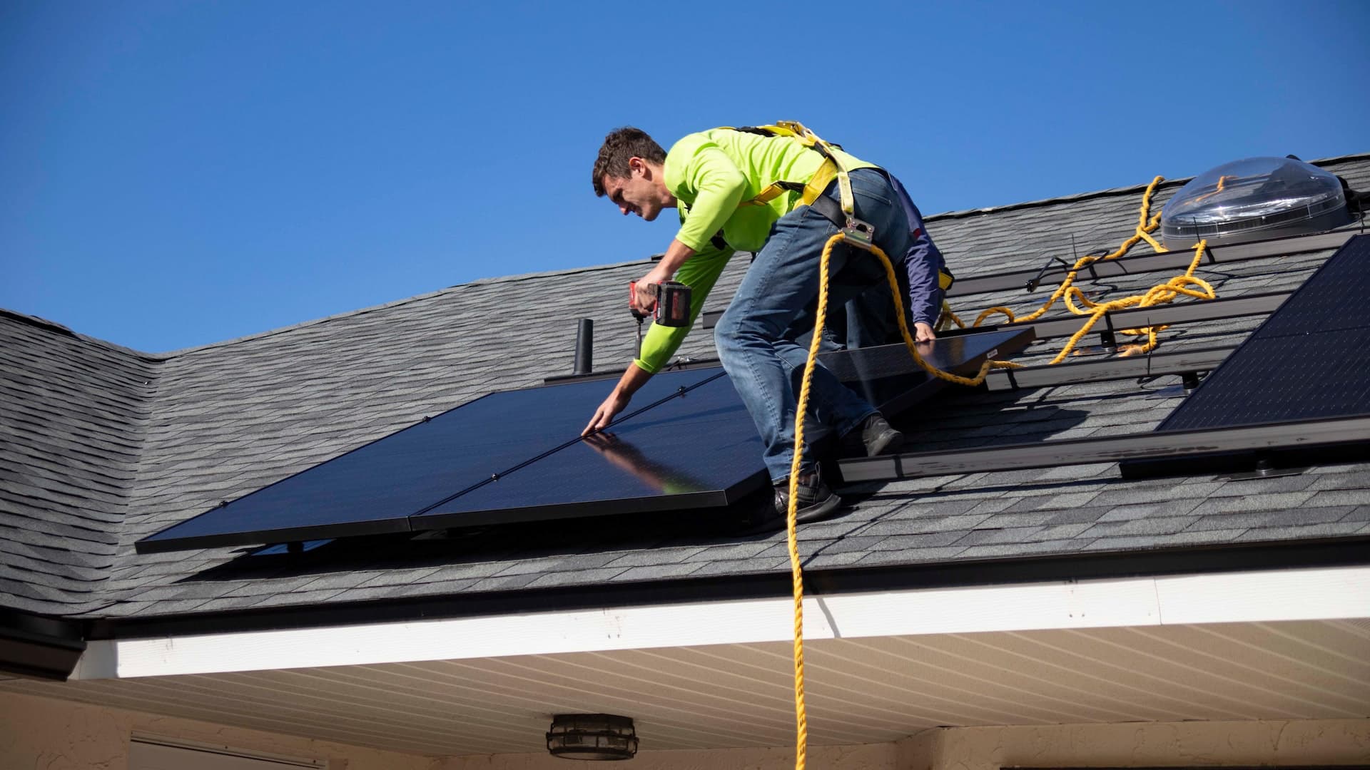 Instalace fotovoltaické elektrárny, ilustrační