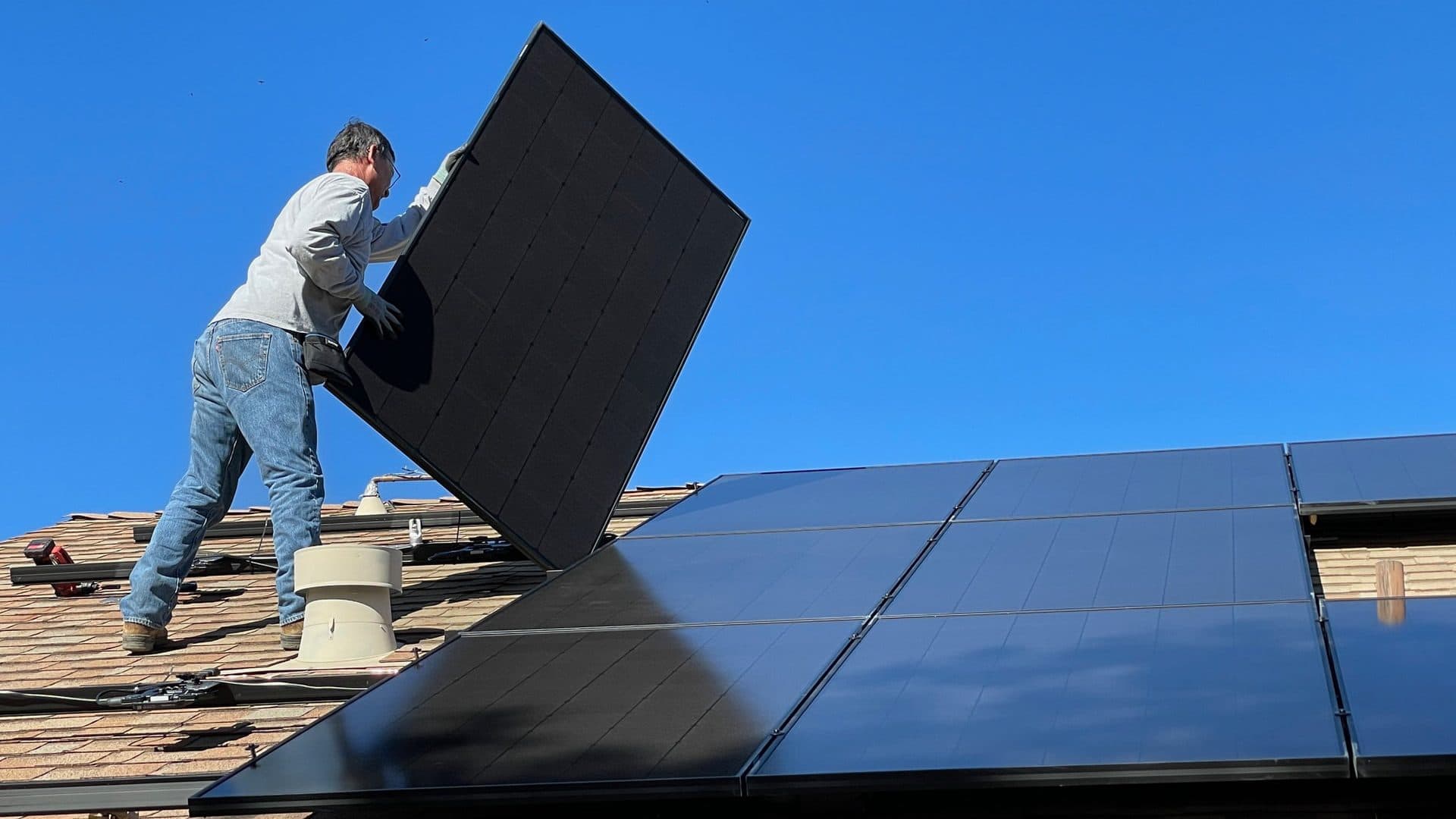 Instalace fotovoltaické elektrárny, ilustrační | foto: Unsplash