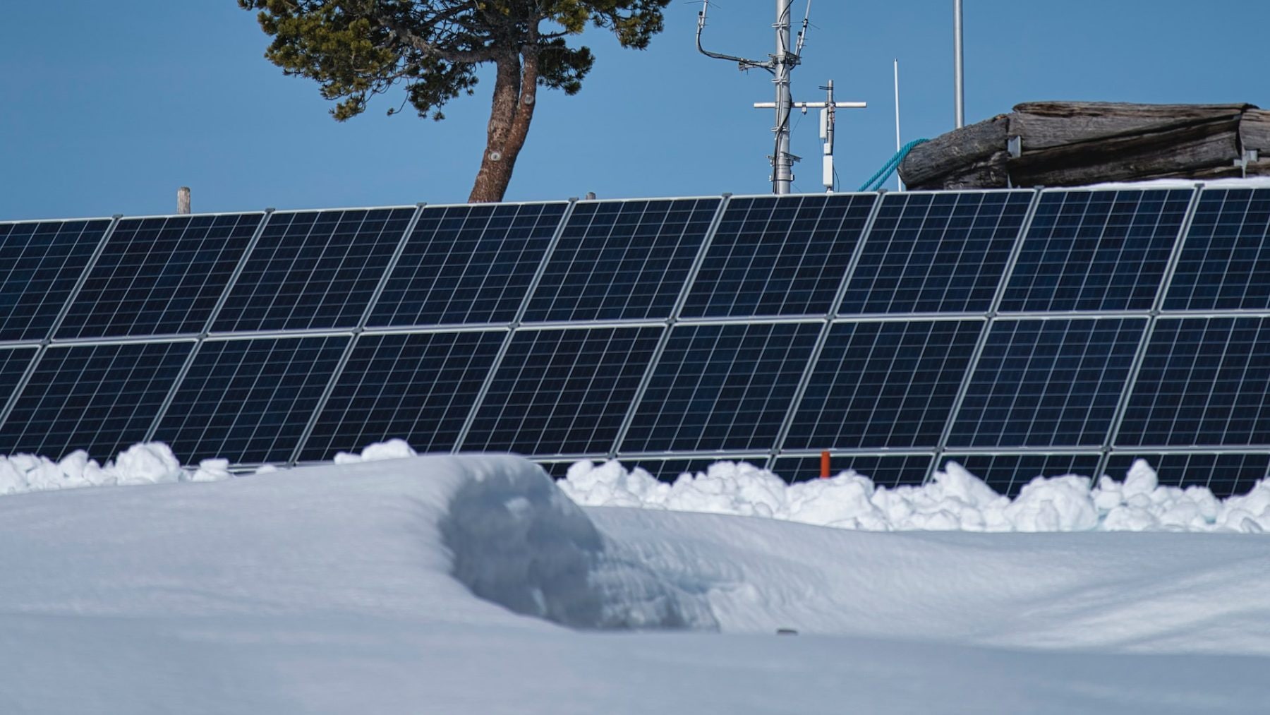 Fotovoltaické panely v zimě | Zdroj: Unsplash