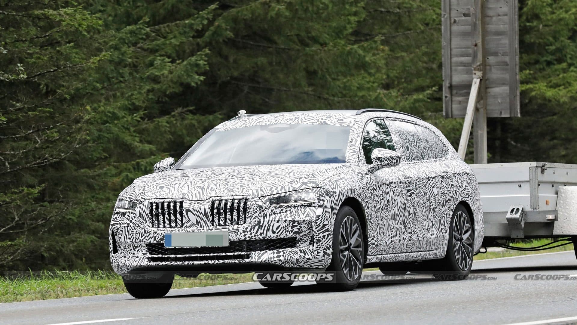 Škoda Superb 2023, kamufláž