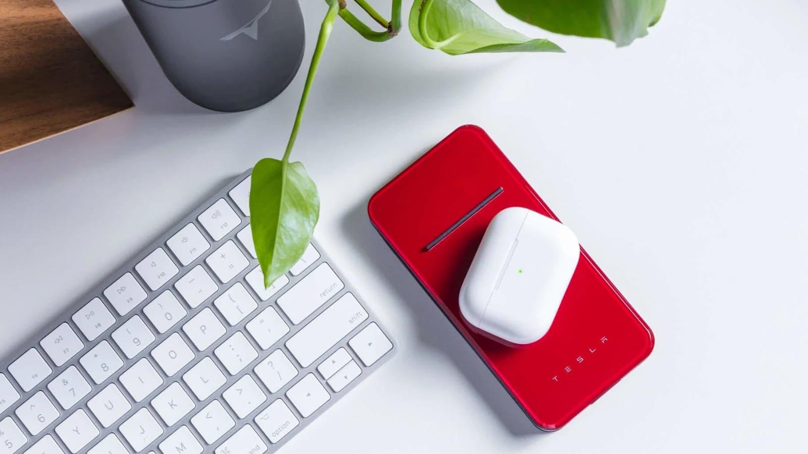 Powerbanka Tesla s bezdrátovým nabíjením