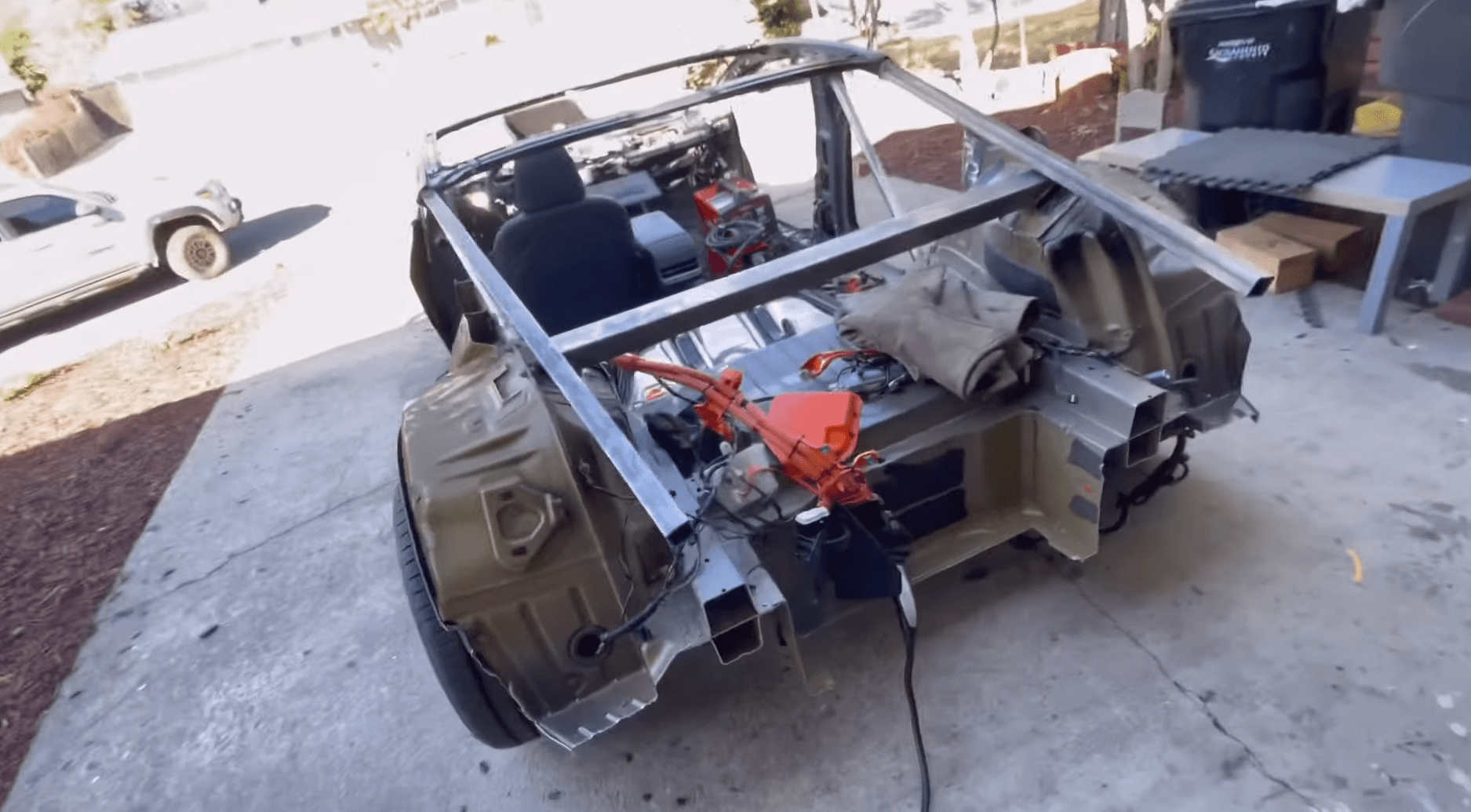 Domácí projekt Tesla Cyber Roadster