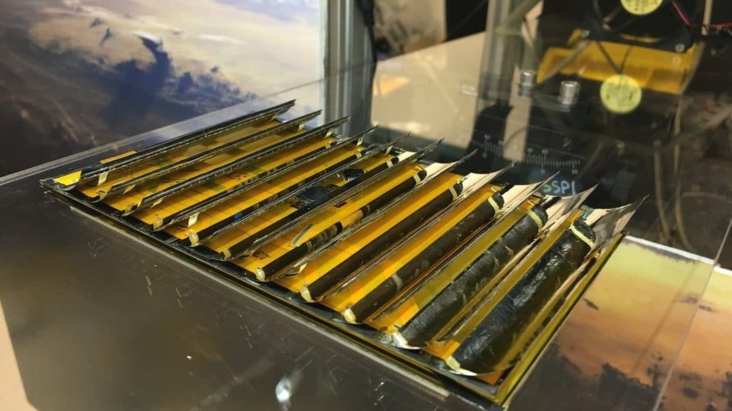 Řada malých solárních panelů, které jsou součástí projektu Space Solar Power Project