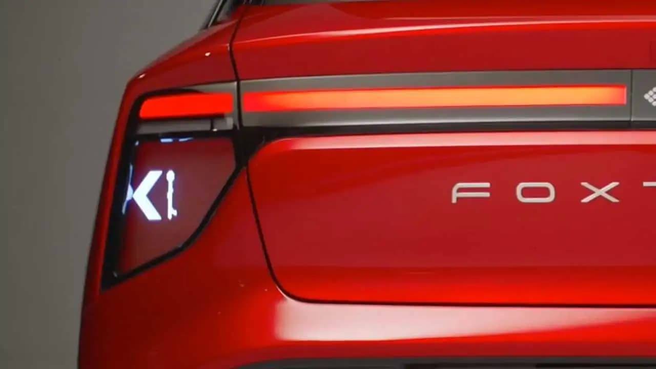Pohled na zadní světlo nového elektromobilu Foxtron Model B