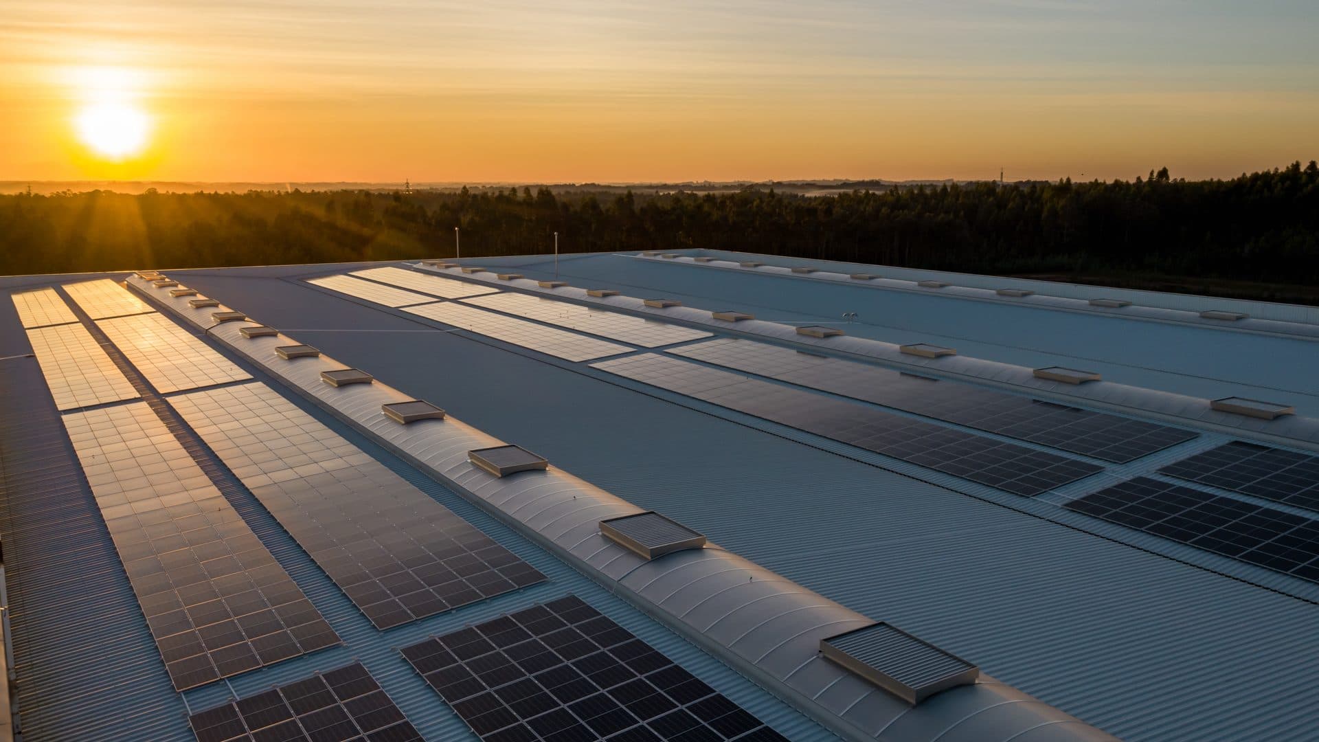 Fotovoltaické panely na střeše, ilustrační