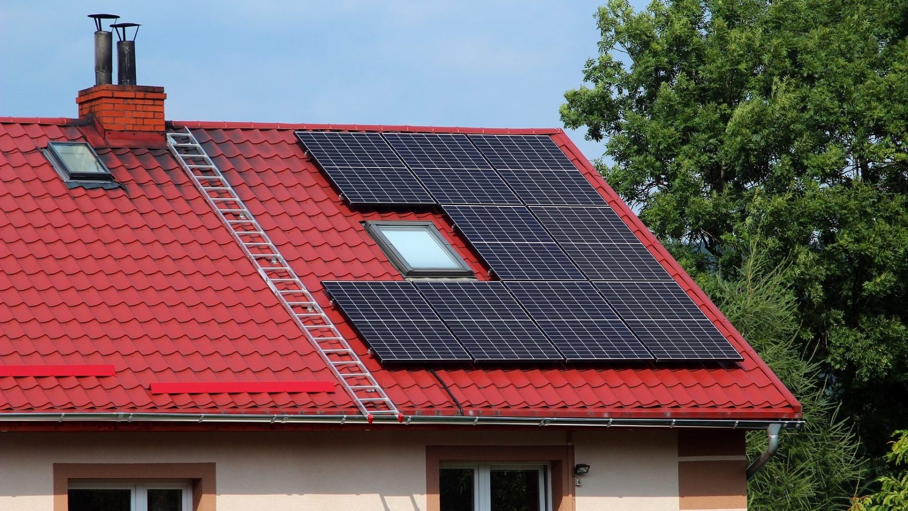 Solární panely na střeše domu | foto: Unsplash