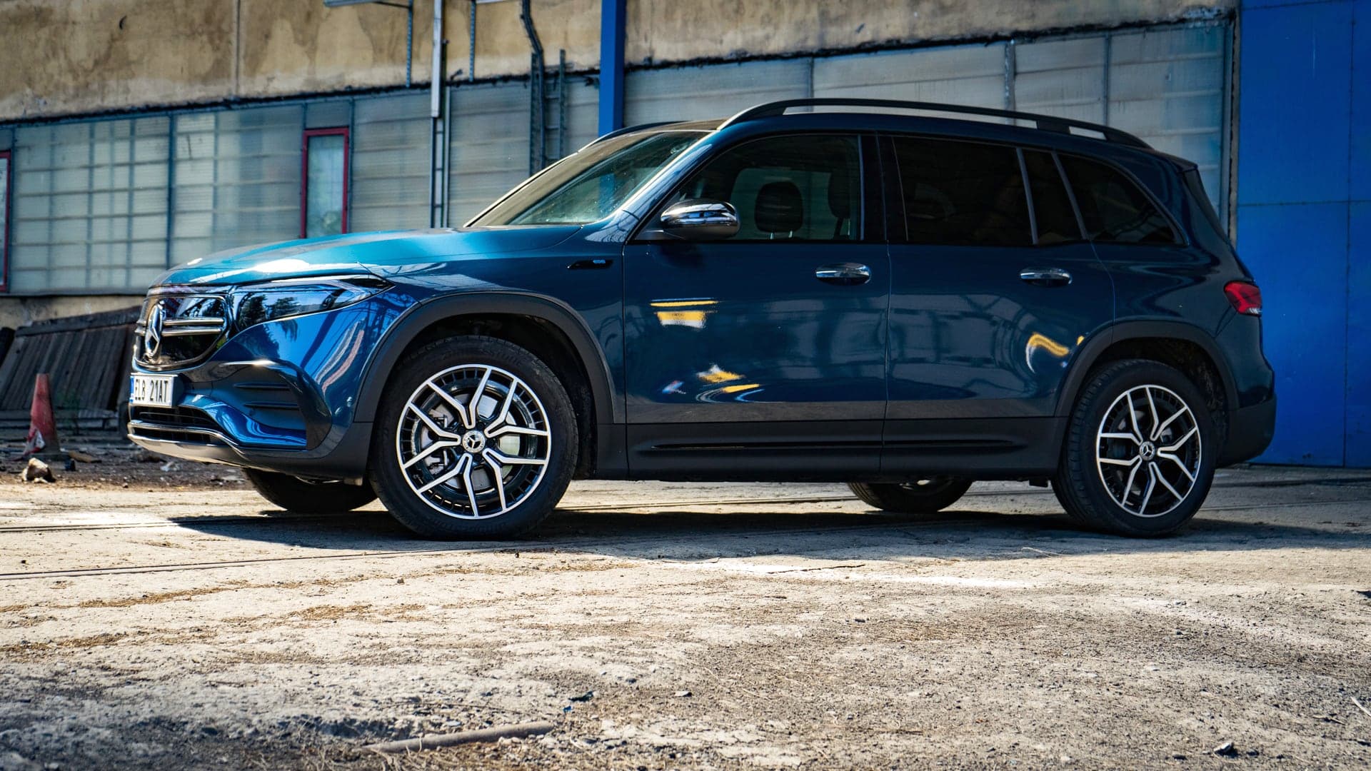 Boční pohled na Mercedes-Benz EQB