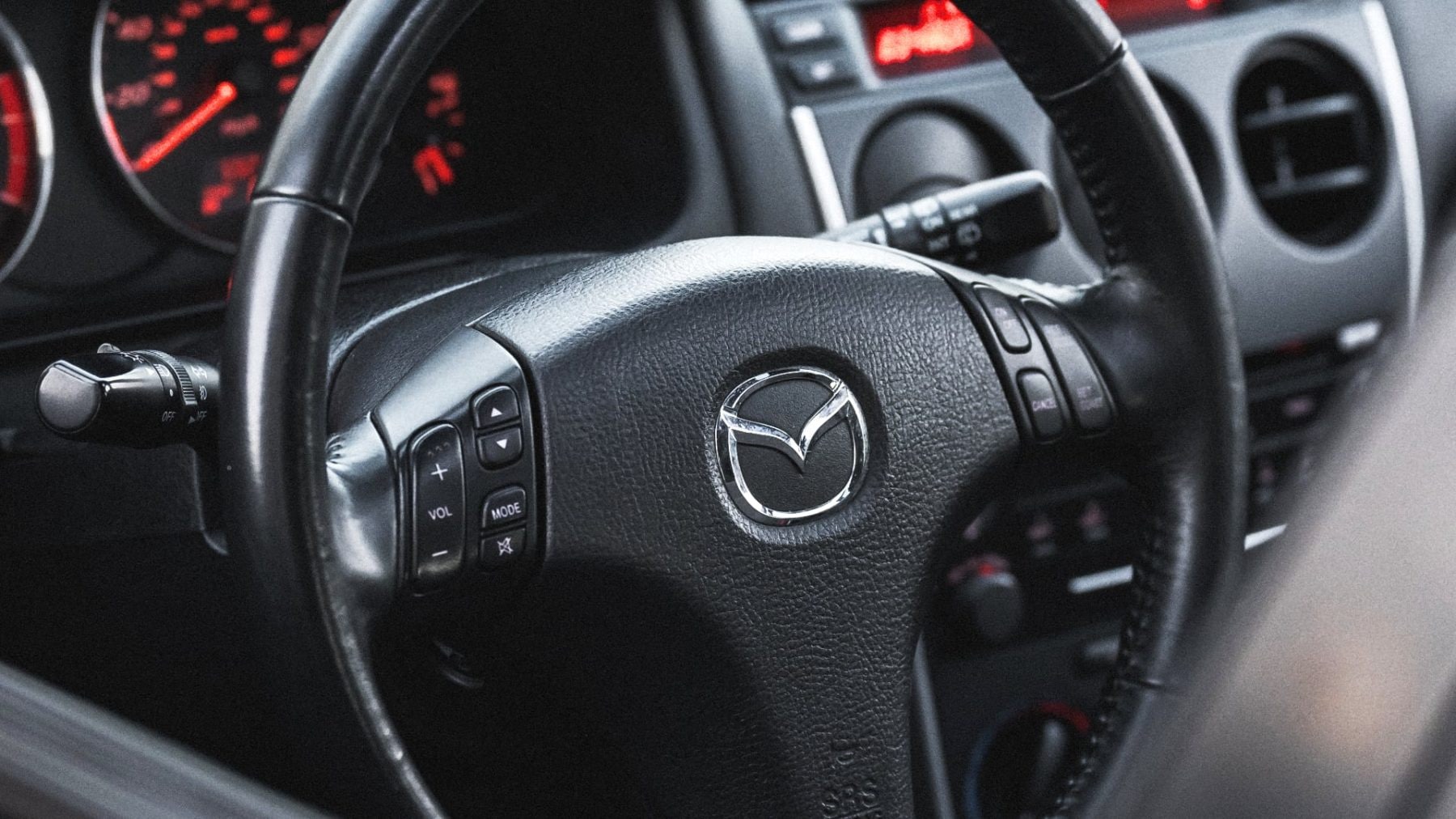 Logo Mazda v autě | Zdroj: Unsplash